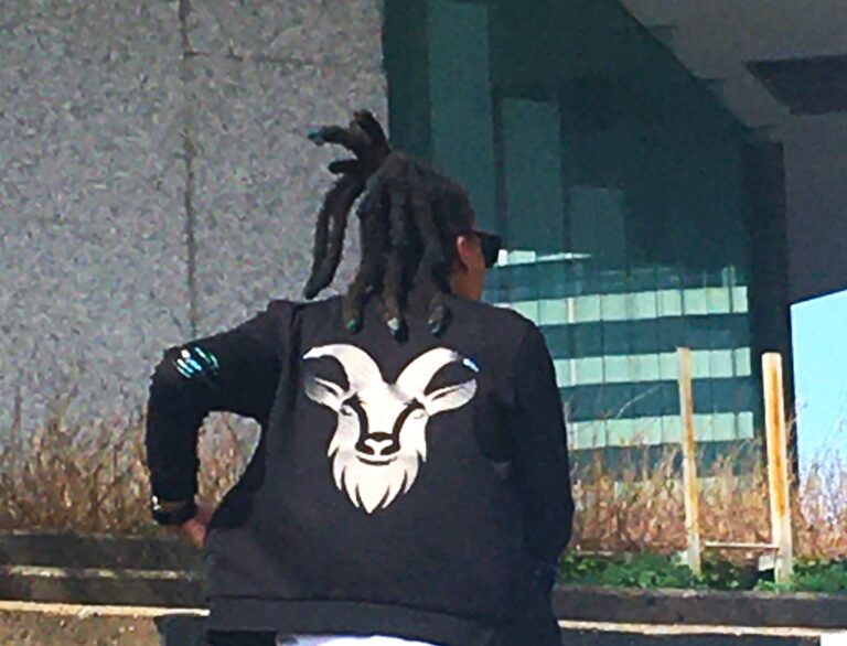 e'sbackblackjacket2crop